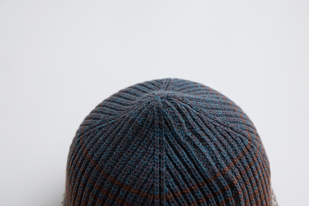 藍色鐵鏽門 綁帶漸層飛行帽