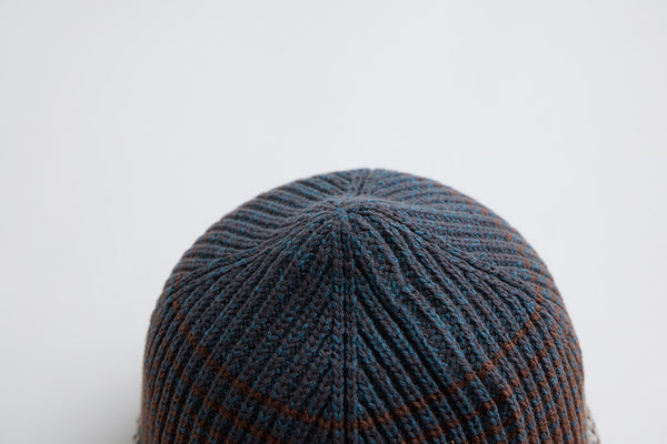 藍色鐵鏽門 綁帶漸層飛行帽