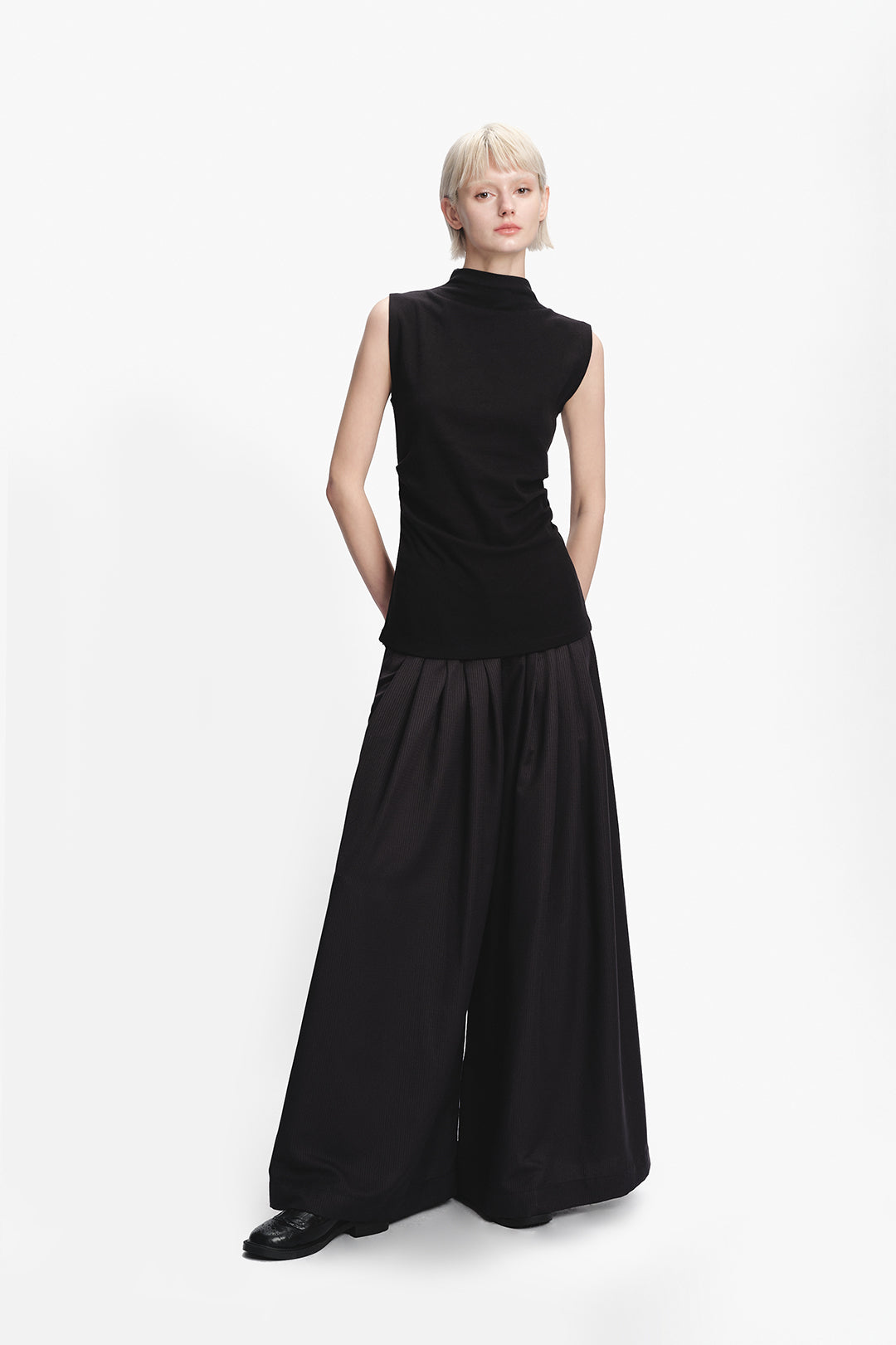 Pleated Wide-leg Pants