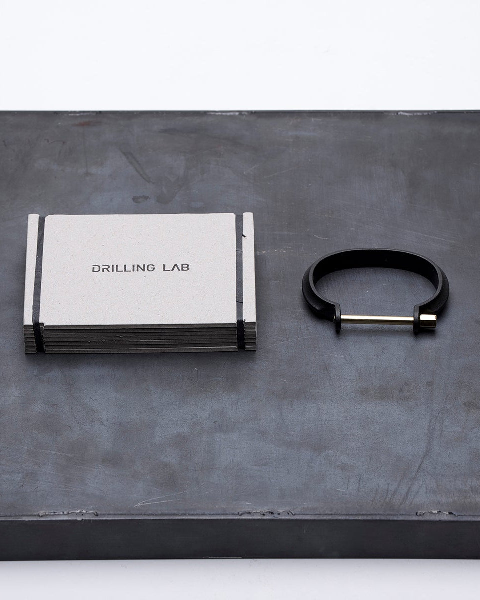 CLAMP_CL-B01_CUFF (Rough Black with Gold bar)