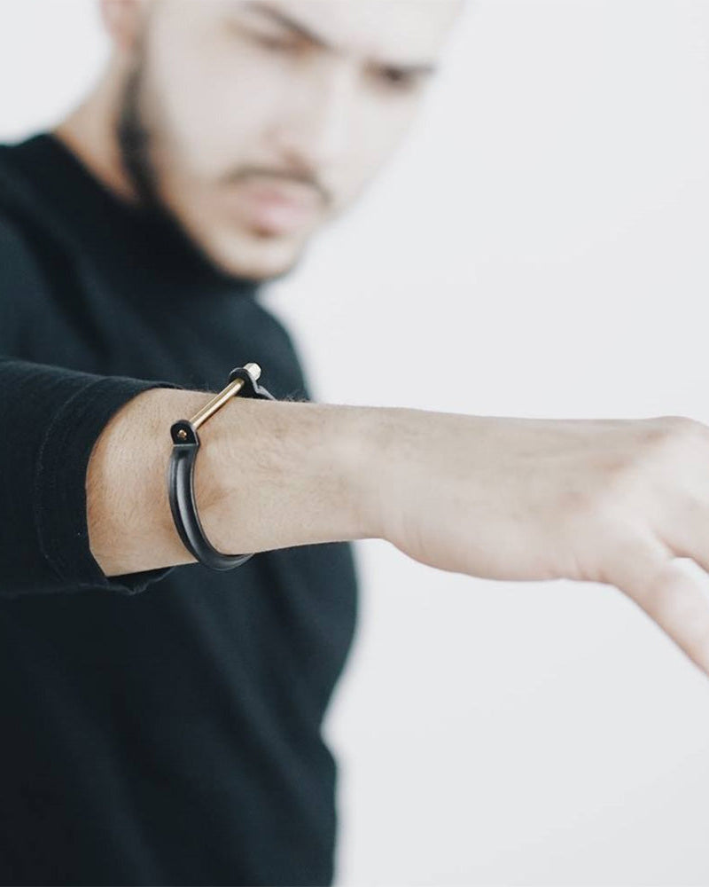 CLAMP_CL-B01_CUFF (Rough Black with Gold bar)