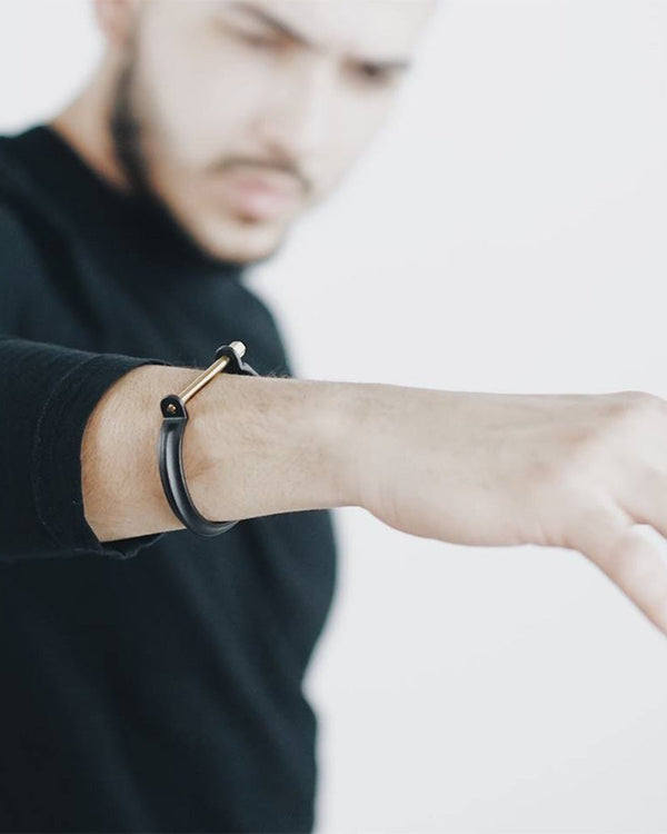 CLAMP_CL-B01_CUFF (Rough Black with Gold bar)