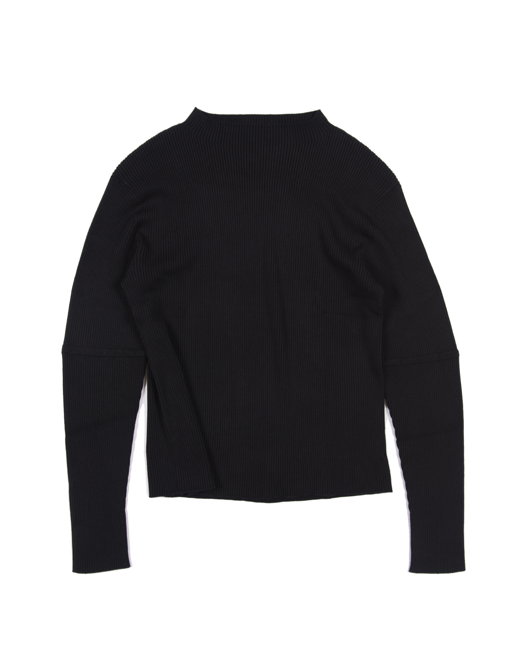 採用Cotton、Nylon、Silk 混紡的細緻紗線製成，材質帶有輕微絨面與溫潤的蠶絲光澤。使用2條紗線，採用15針Whole Garment針織機的規格織成，布料的設計採用羅紋織紋，追求彈性與柔順的垂墜表現。上衣的設計追求俐落、合身的輪廓，一體成型織出的上衣沒有經過縫製而平整無痕