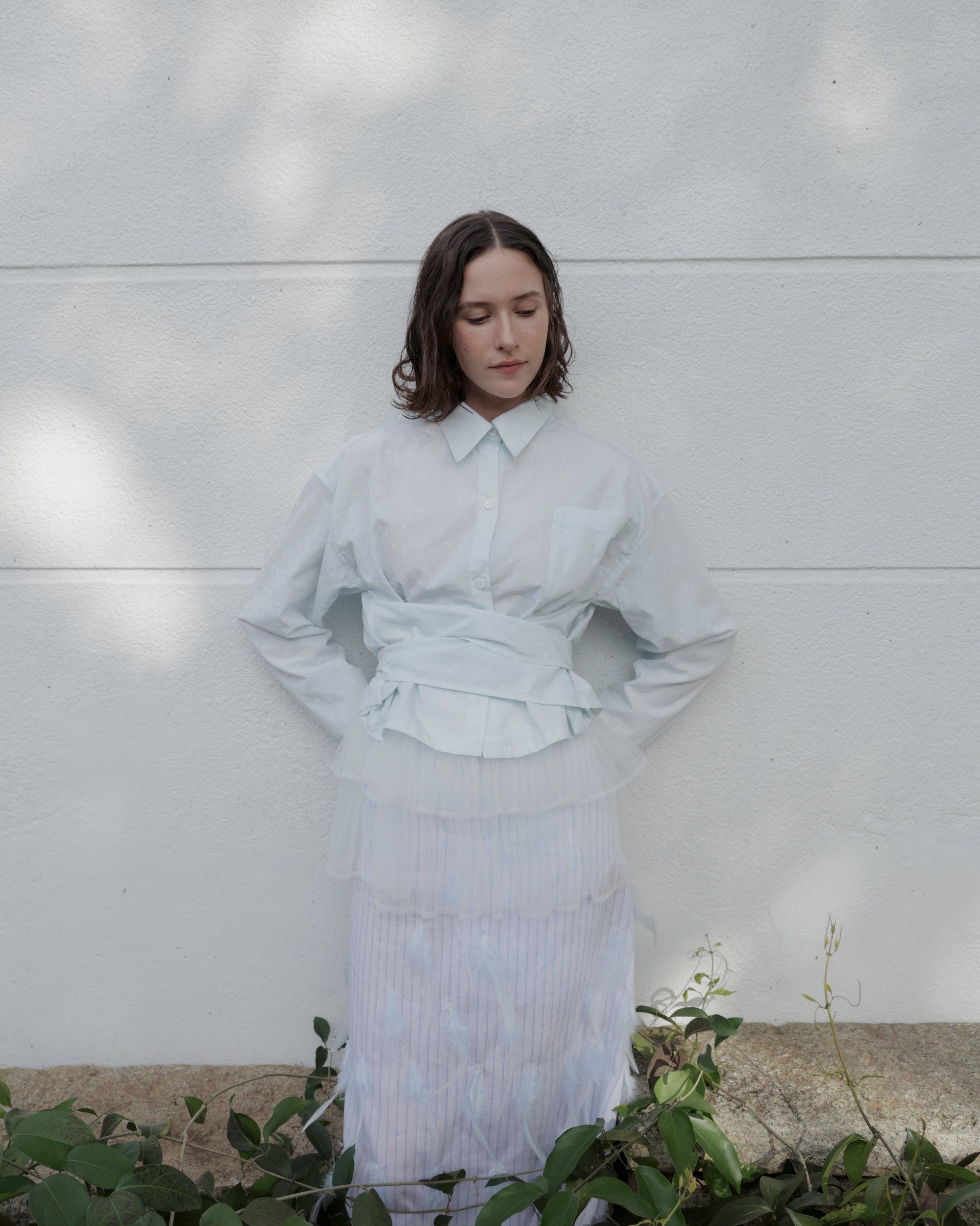 EMBROIDERED CROPPED SHIRT ー BLUE